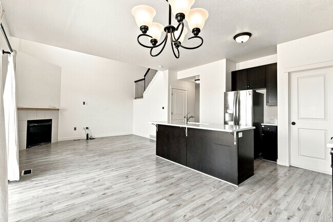 Building Photo - 3 Bedroom 2.5 Bathroom Townhome in Bluffdale!
