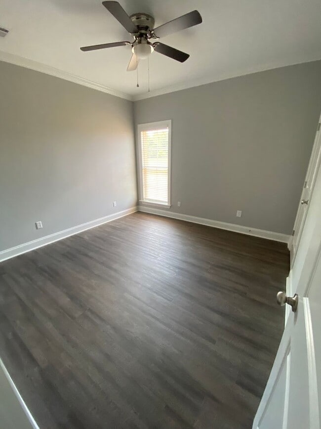 Building Photo - 140 Scarlet Wy