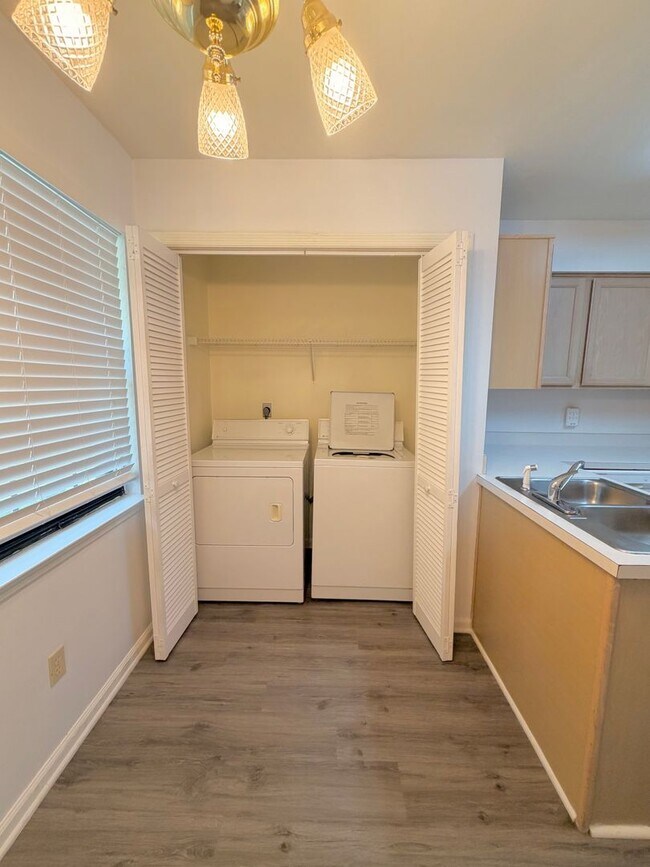 Building Photo - 4414 Stratfordshire Ct