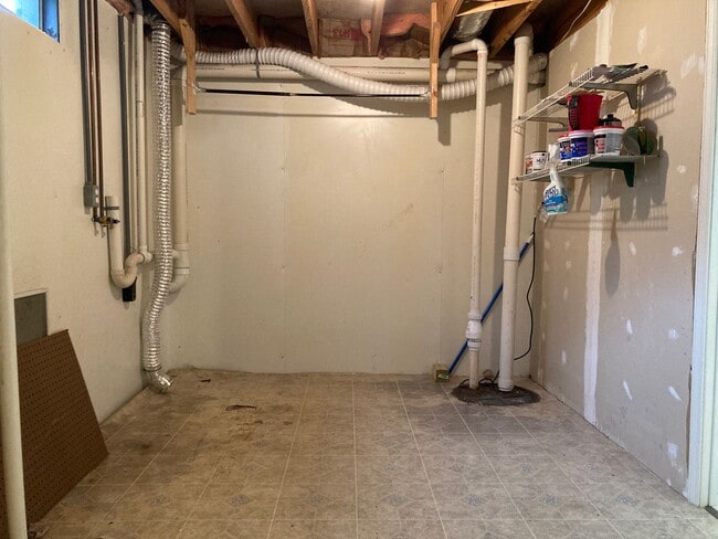 Building Photo - Weather is Cold .. This Property is H*O*T