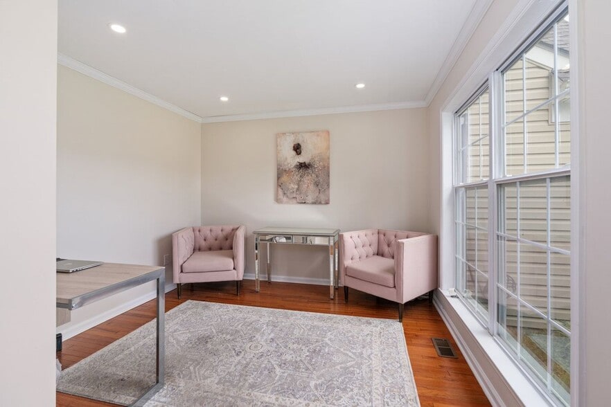 Building Photo - 2190 Beechwood St