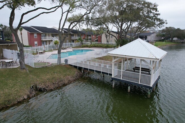 Building Photo - 1 Bedroom - 1 Bath - 2nd Floor - Community...