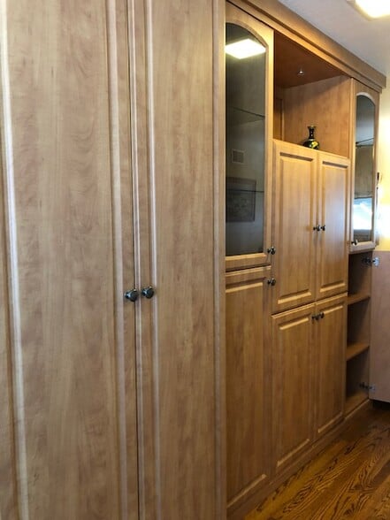 Closet and in-suite linen cabinet - 819 Rubis Dr