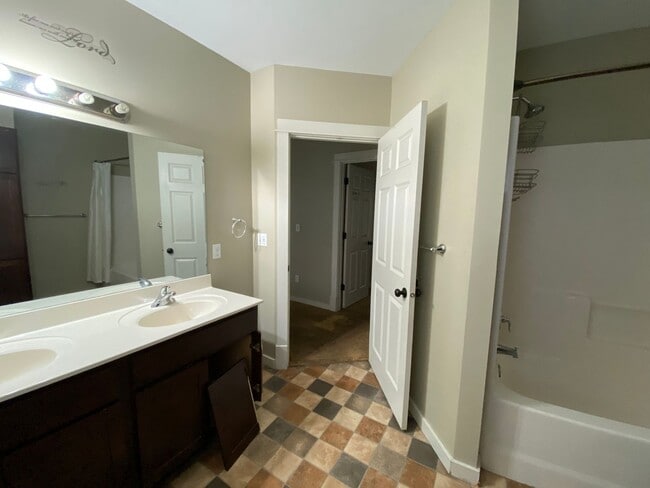 Building Photo - 923 Russel St - 3/Bed 1.5/Bath located in the Edison neighborhood