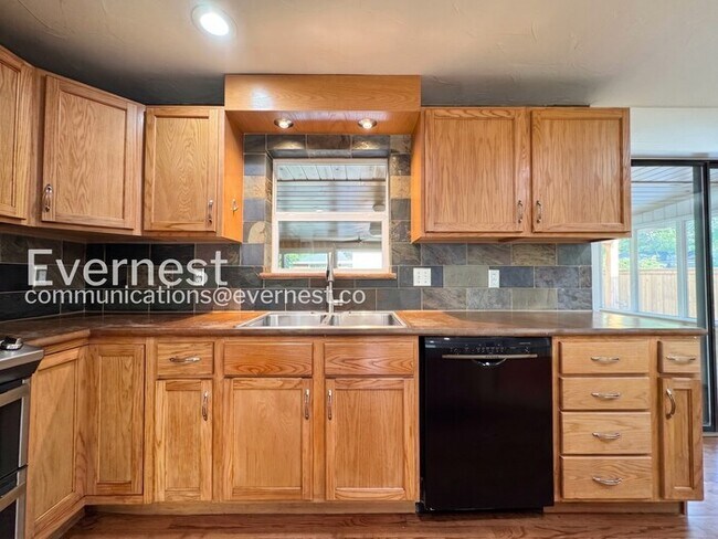 Building Photo - 4-Bed/2-Bath House Charming Home with Fenced Yard/ Available Now!