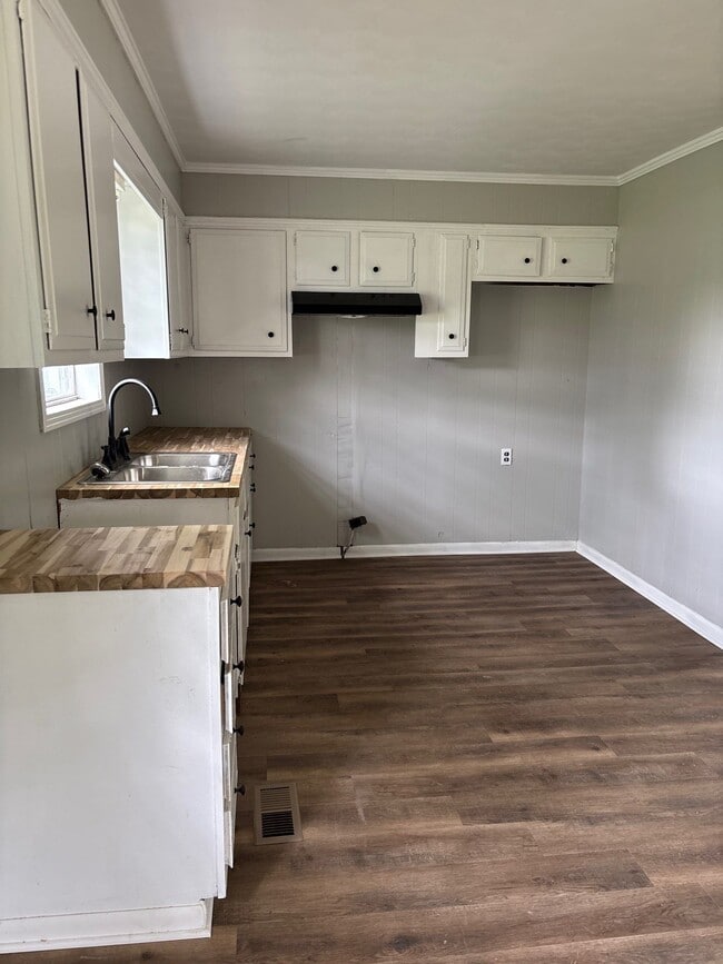 Building Photo - 137 Baker Ave