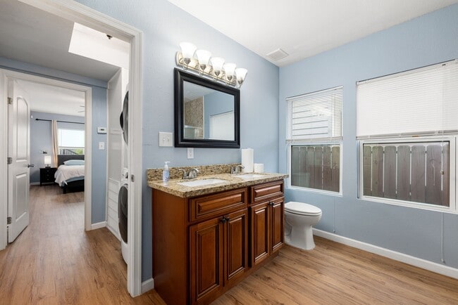 Building Photo - 2116 Live Oak St