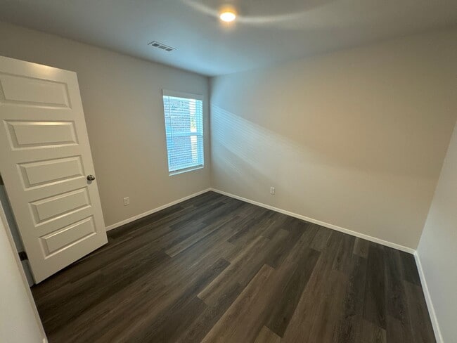 Building Photo - Preleasing Now — Beautiful 3 Bed / 2 Bath Home in Barberry Court!