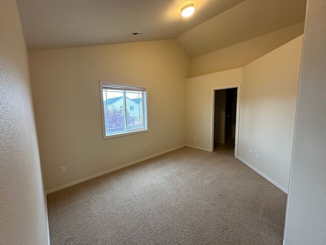 Building Photo - MOVE IN SPECIAL! Spacious 2 Bedroom, 2.5 b...