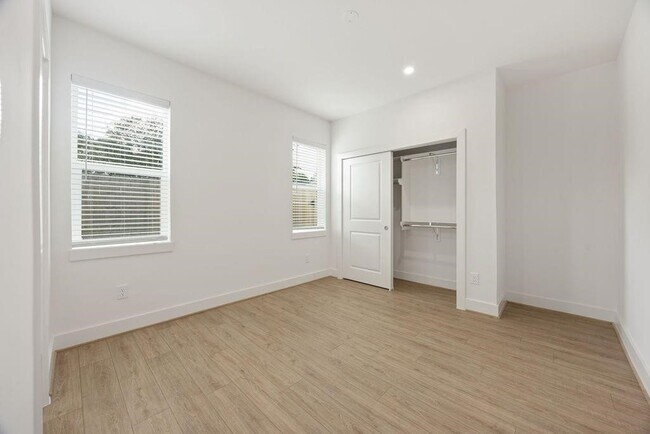 Building Photo - 2121 Hoskins Dr