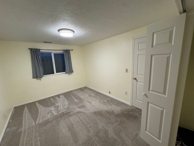 Building Photo - 422 E 200 N