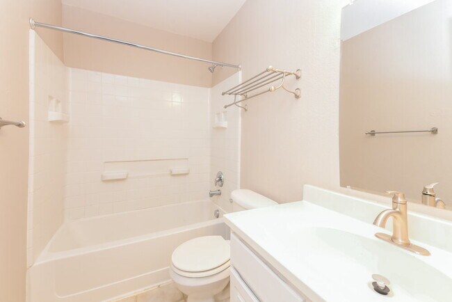 Building Photo - 2031 Brook Meadow Dr