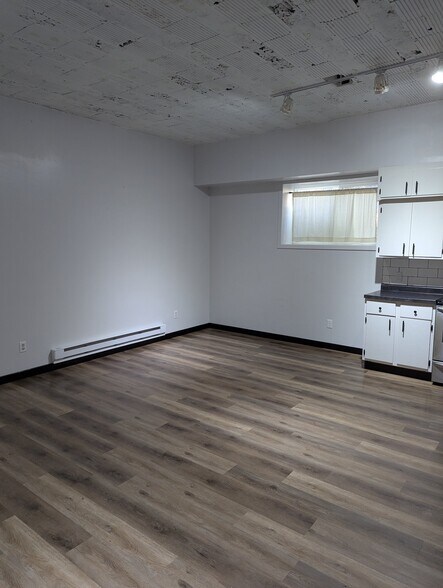 Building Photo - 480 Park St E