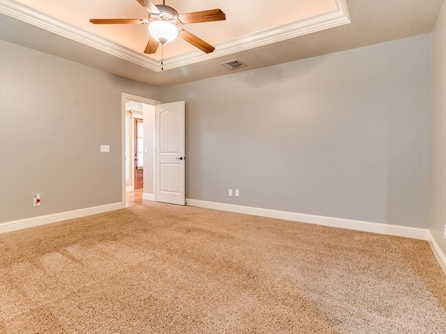 Building Photo - 4 Bedrooms/3Car/Edmond Schools -  Community Pool- Storm Shelter