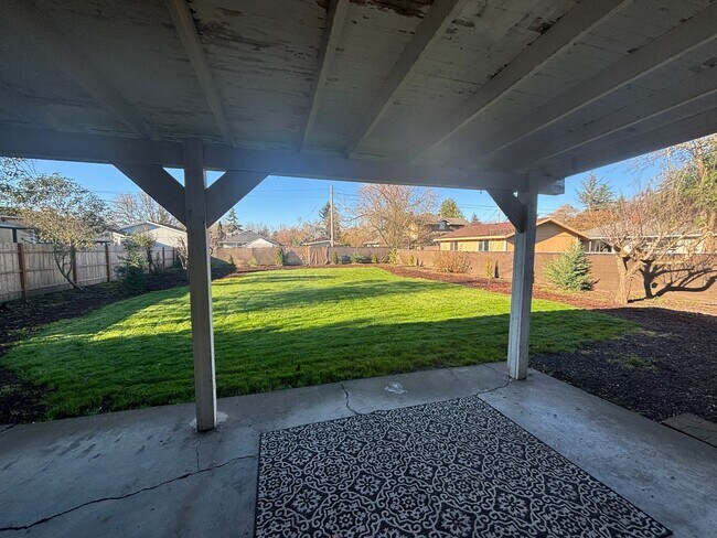 Building Photo - Charming 3 Bedroom 1 Bath single story home, with large yard