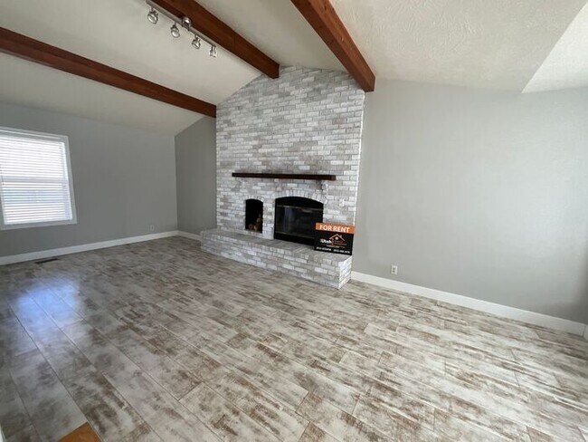 Building Photo - 4 Bedroom 2 Bath 2 Car Garage Home- Dog Friendly and RV parking.