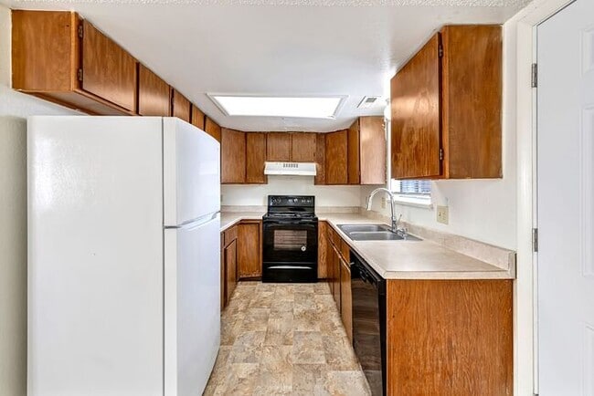 Building Photo - 3 Bed 2 Bath Townhome