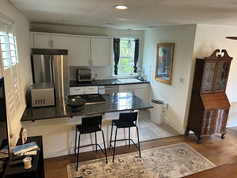 Building Photo - 1140 Tuolumne St