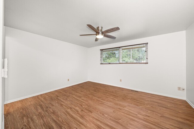 Building Photo - Available Now!! 5 Bedroom, 3 Bathroom Ranc...