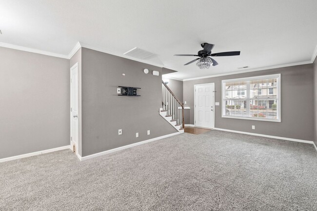 Building Photo - 2 Bedroom Pet Friendly Condo For Rent Near Beachaven Vineyard!