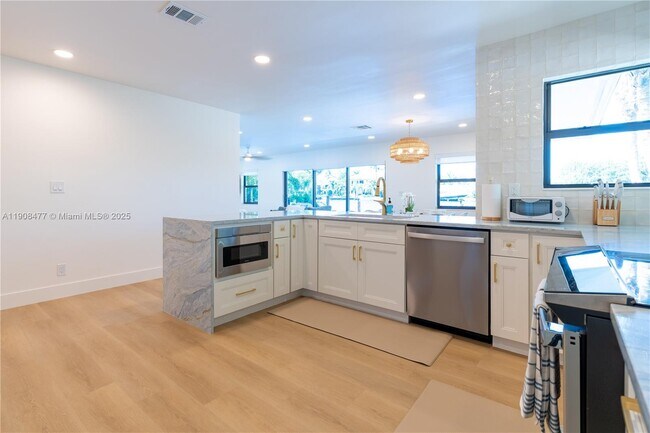 Building Photo - 309 S Riverside Dr