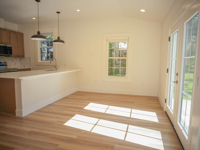 Building Photo - 803 Oakland Ave