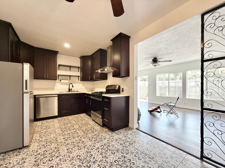 Kitchen - 3552 Whiteside St