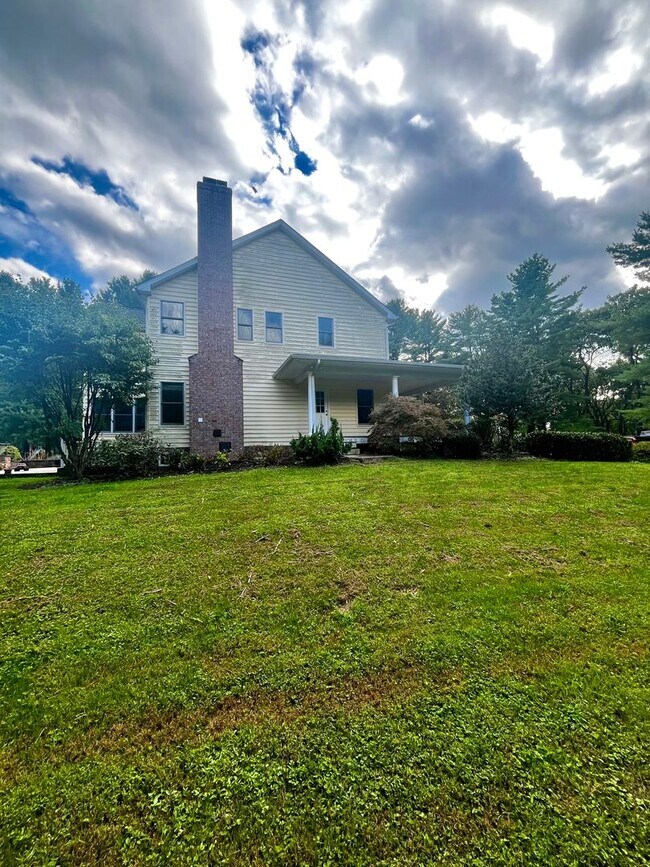 Building Photo - 15683 Dover Rd