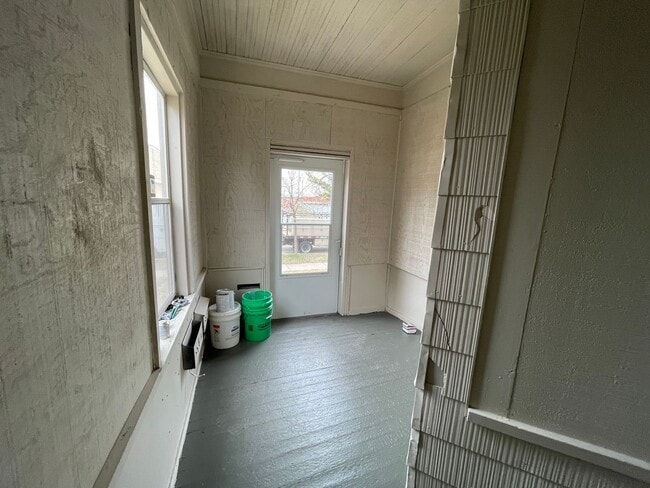 Building Photo - Beautifully Renovated 1 Bedroom Apartment with Private Entrance