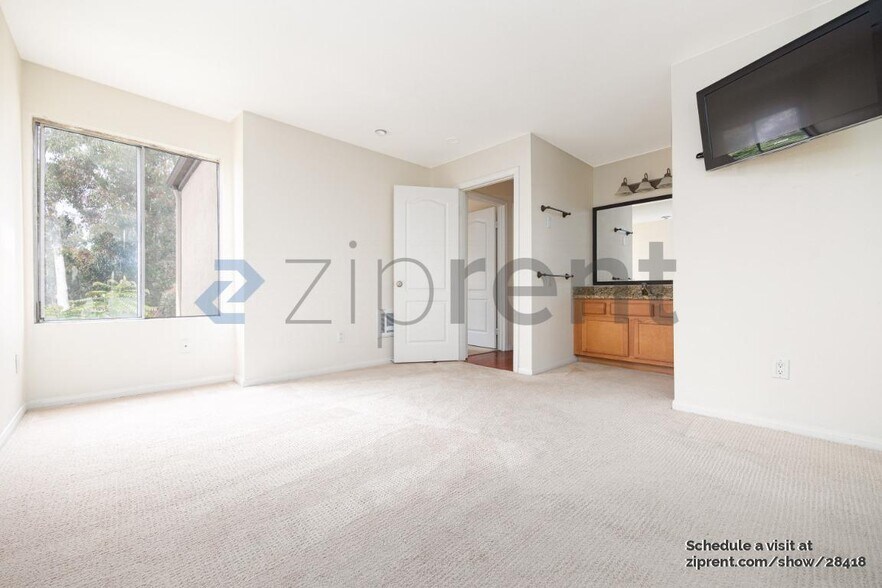 Building Photo - Unit 226