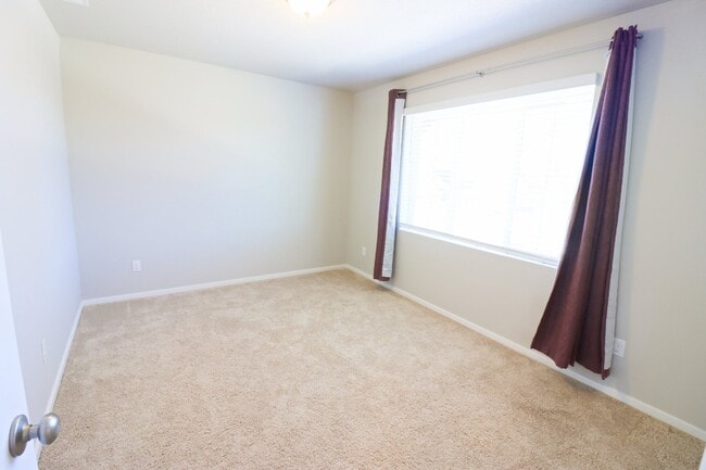 Building Photo - 3/2.5 Home in SE Bend with access to commu...