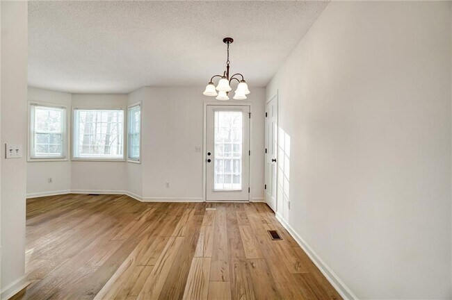 Building Photo - 701 Longview St