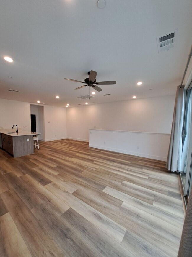 Building Photo - Experience Comfort and Style in This Venet...