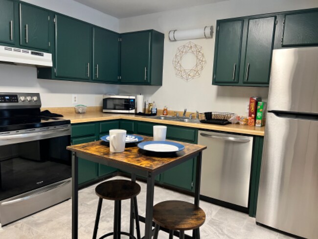 Building Photo - 810 Hillmore Dr