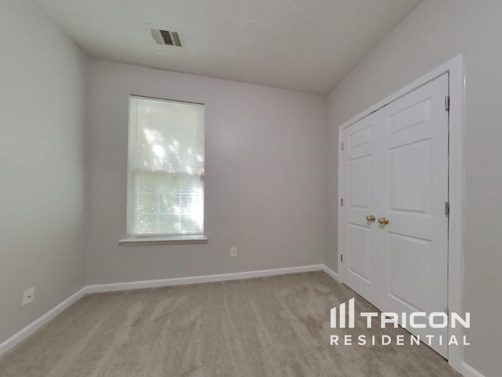 Building Photo - 5746 Lakeside Dr