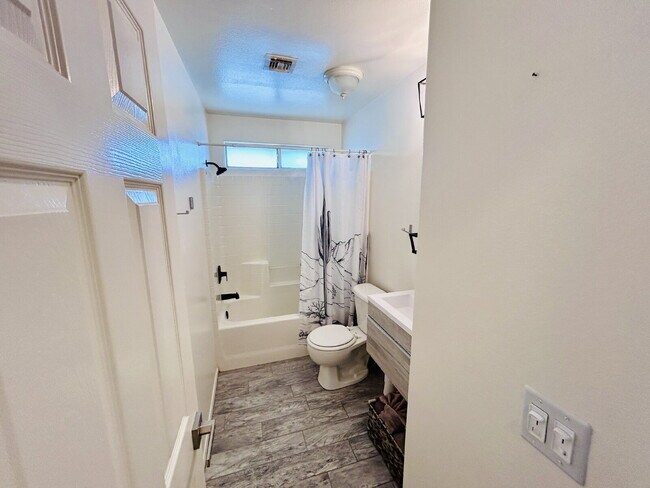 Building Photo - Charming 3 Bedroom House with Pool in Friendly Hills, Joshua Tree