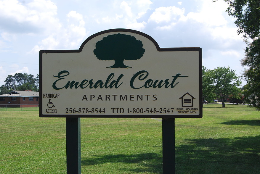 Primary Photo - Emerald Court