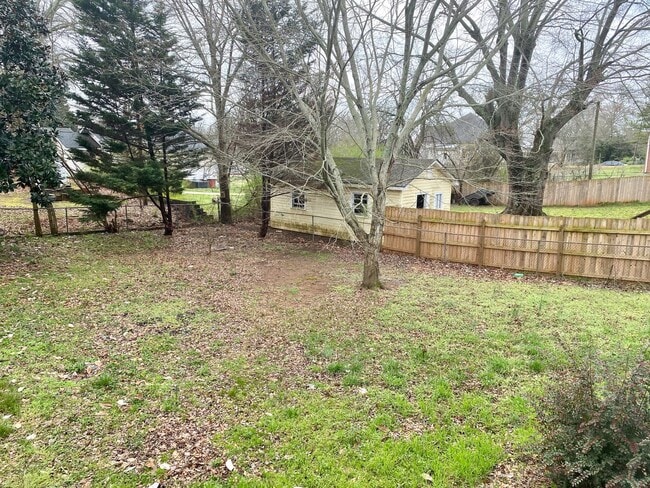 Building Photo - 2 Bedroom House in Seneca