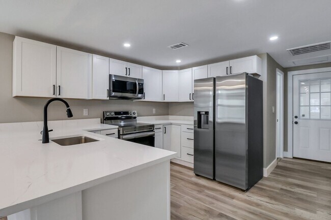 Building Photo - 3 BED | 2 BATH | REAR OFF-STREET PARKING | AVAILABLE MID-NOVEMBER