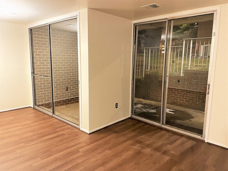Living room/ Patio - 10245 Prince Plz
