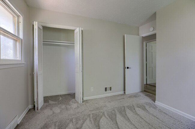 Building Photo - Charming 3-Bedroom Omaha Home with Finishe...