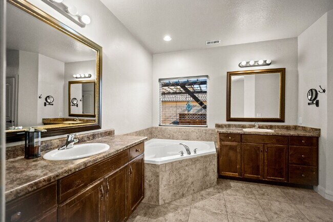 Building Photo - "Spacious 5-Bed Oasis with 3 Baths in Washington, UT – 3,171 Sq Ft of Comfort!"