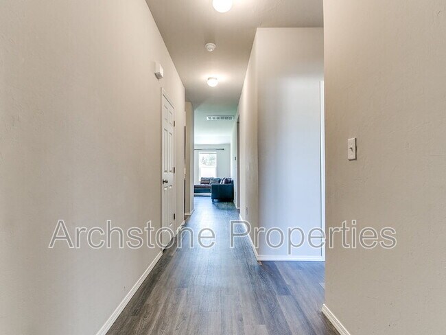 Building Photo - 1308 Dustin Dr