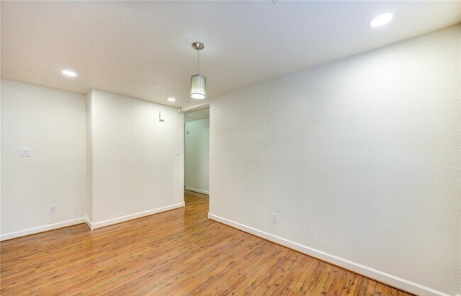 Building Photo - 16830 Scenic Gardens Dr