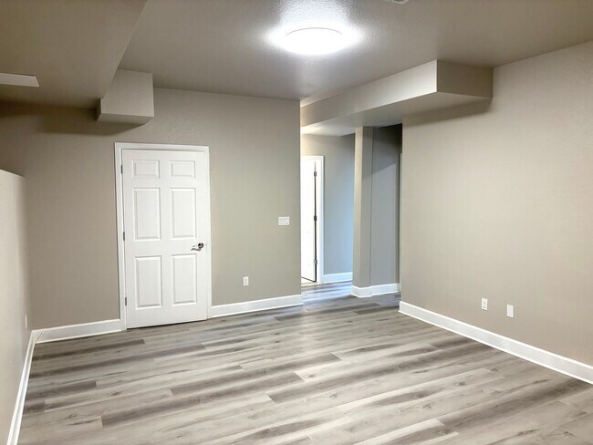 Building Photo - Stunning 4 bed 2 bath rental near Regis in...