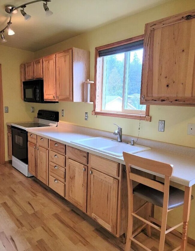 Building Photo - Very neat unit in Poulsbo area.