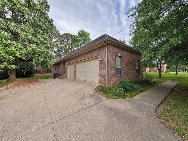 Building Photo - 2914 S College Dr