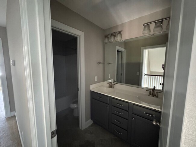 Building Photo - Like New and Move-in Ready!!