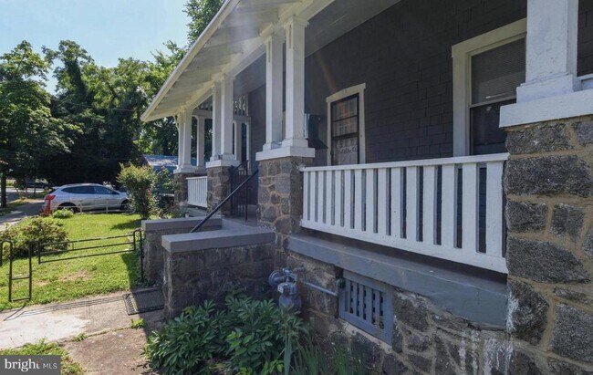 Primary Photo - 1011 Douglas St NE