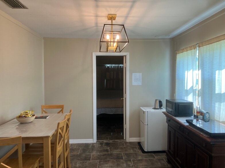 Building Photo - 1561 5th Ct